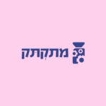 לוגו של מתקתק, סילואט של מצלמה פונה כלפי מעלה, ועליה גלגלי שיניים. בנוסף כיתוב של מתקתק.
