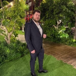 רון אפשטיין בחליפה