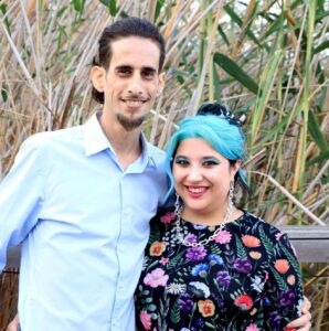 אביאל זיסו ומאי מחובקים בשדה