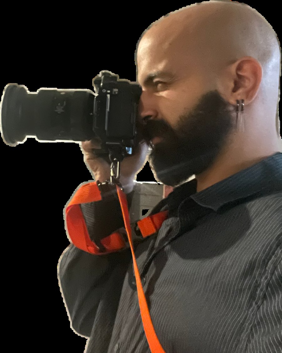 אדיר קדישא מצלם עם מצלמת קולנוע צמודה לעין