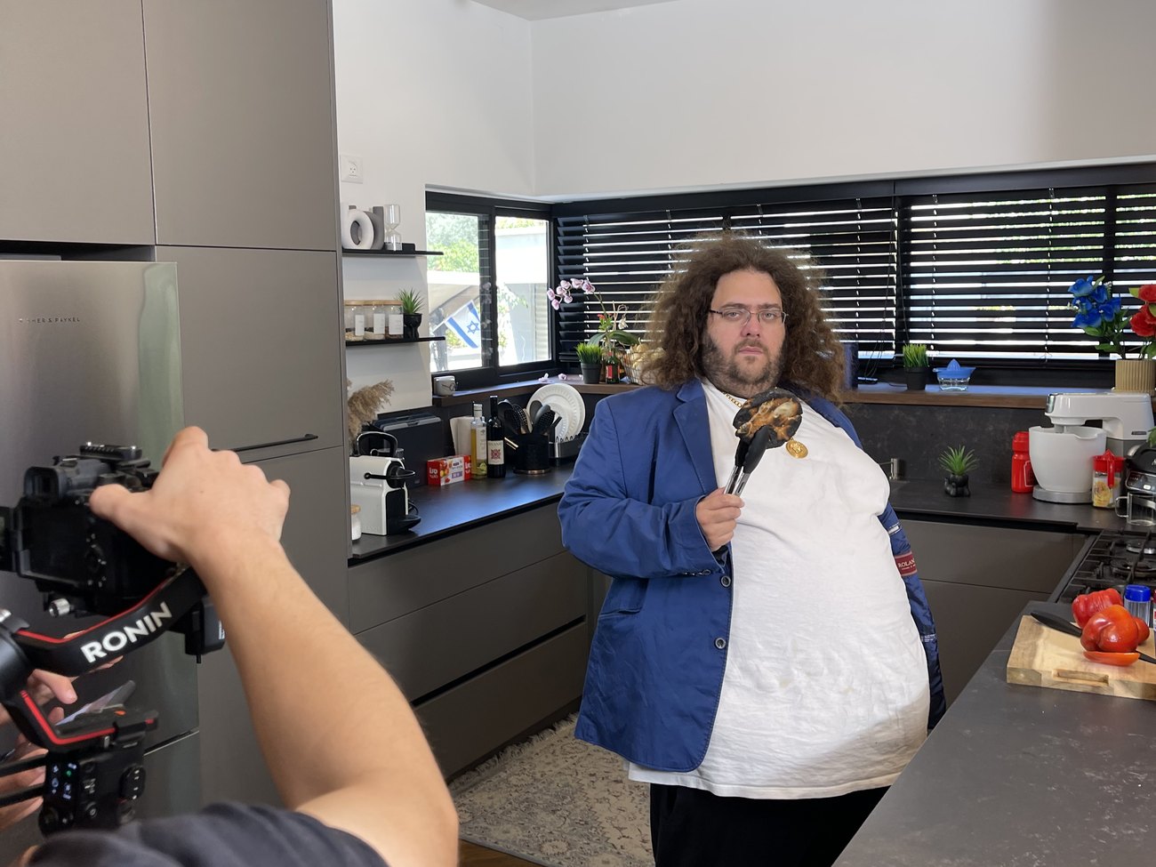 צילום תוכן לעסק במטבח מעוצב, עם מצלמה על גימבל