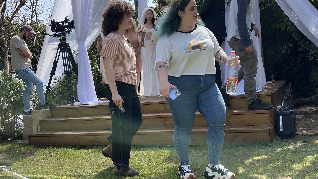 צוות ההפקה עובד בלוקיישן במהלך צילומי הקליפ מי אתה