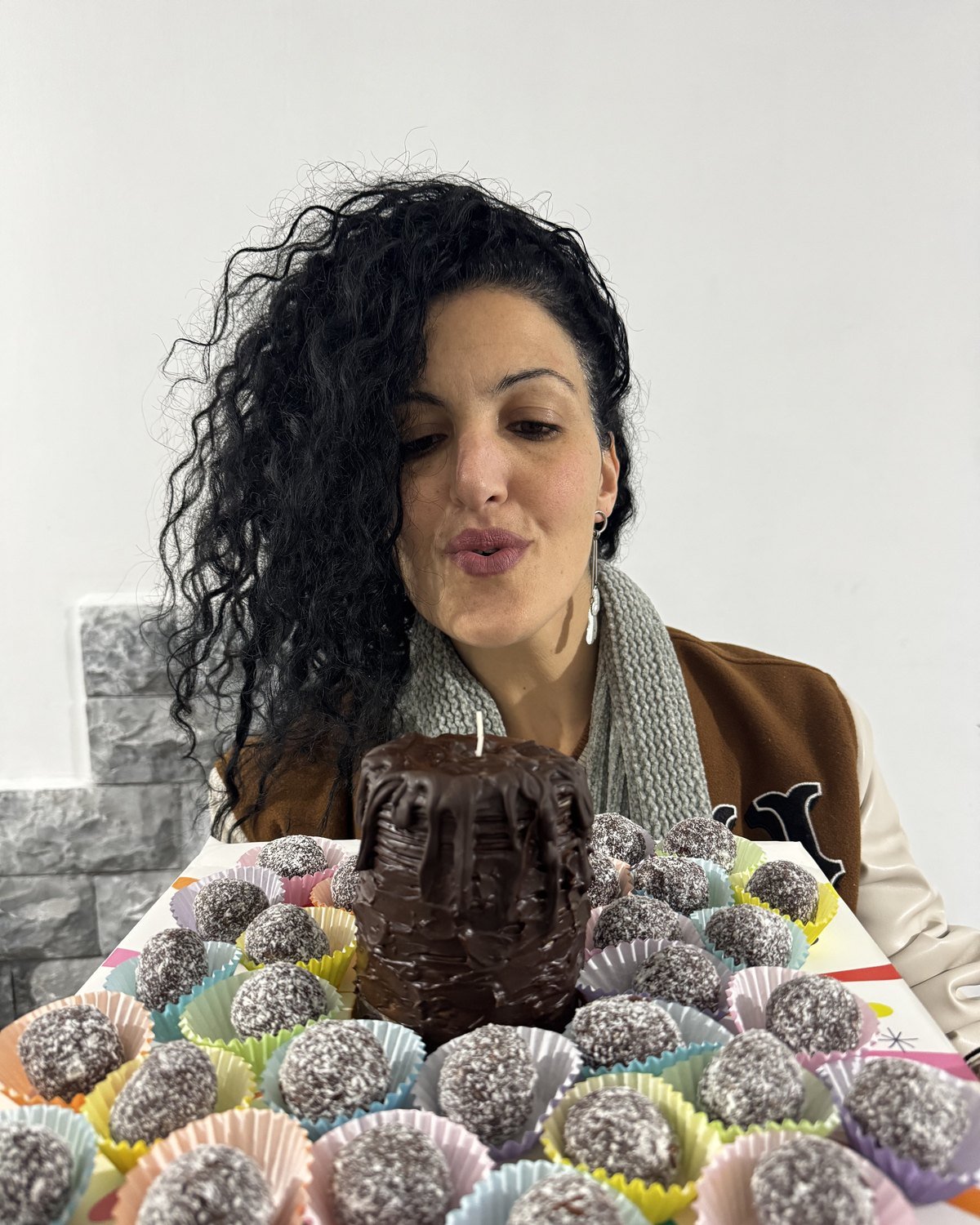 צ׳ארלי מור עם מגש כדורי שוקולד מוכנים לסדנת קינוחים