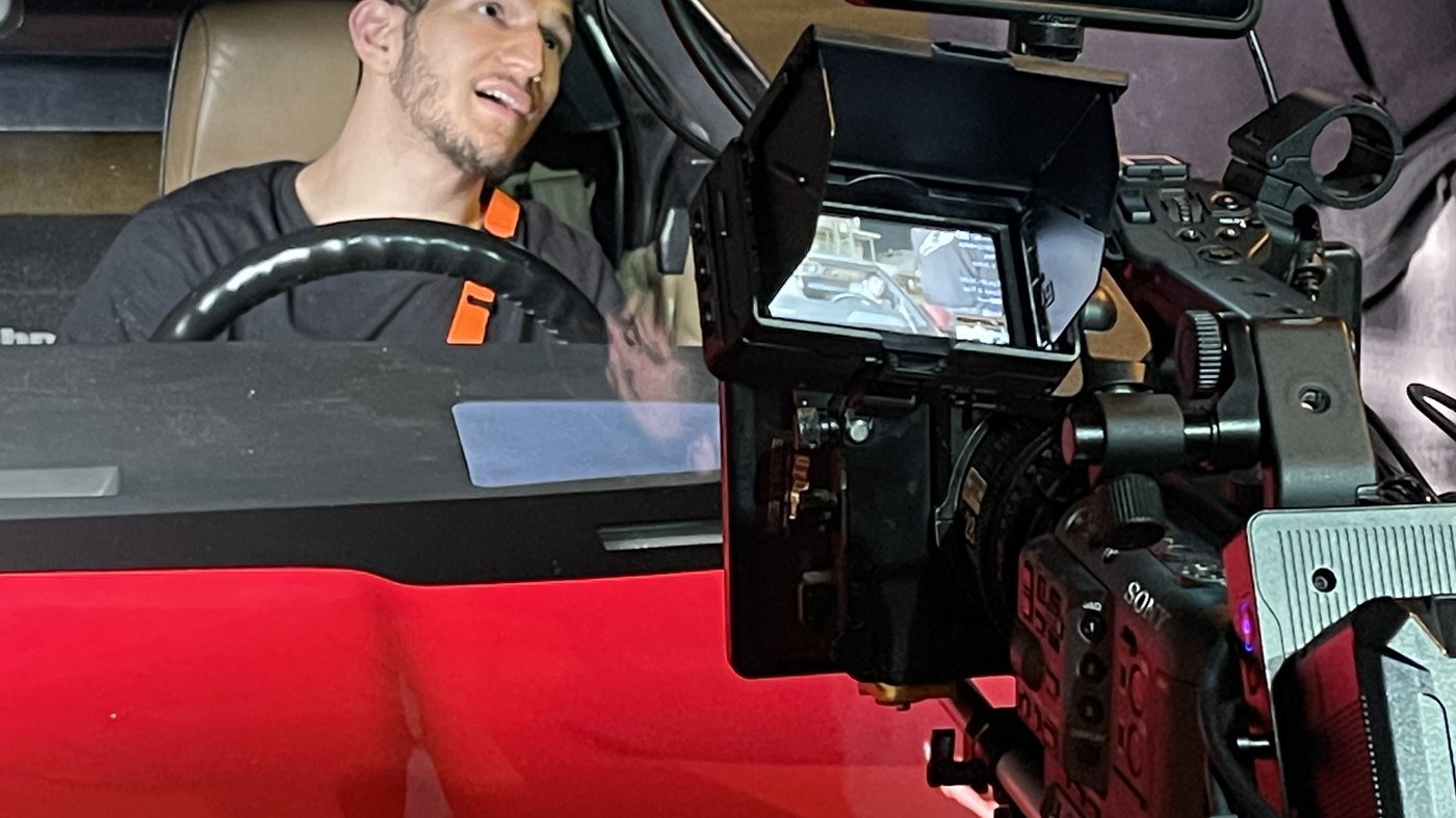 מצלמת קולנוע מותקנת על רכב בצילום סצנת נסיעה לקליפ