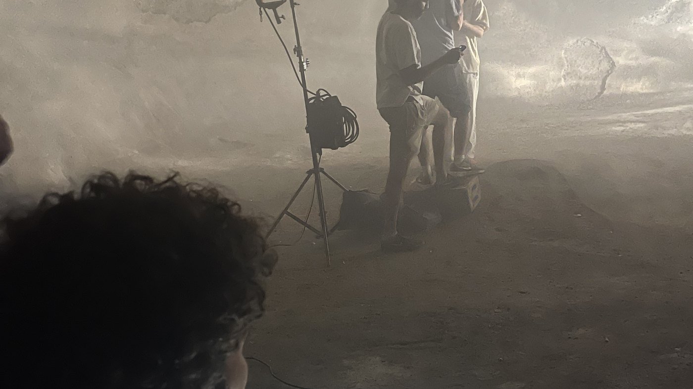 צילום לילה בעשן עם תאורת הפקה וצללית של דמות