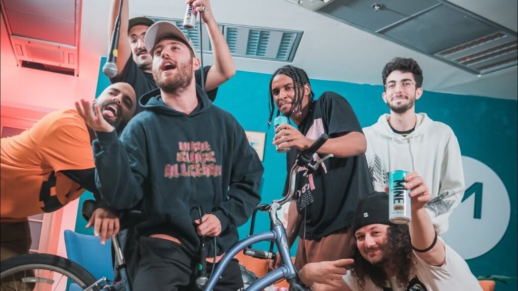 התמונה הקבוצתית בסוף עונה 3 · לאבה דום ספיישל של הפלאג