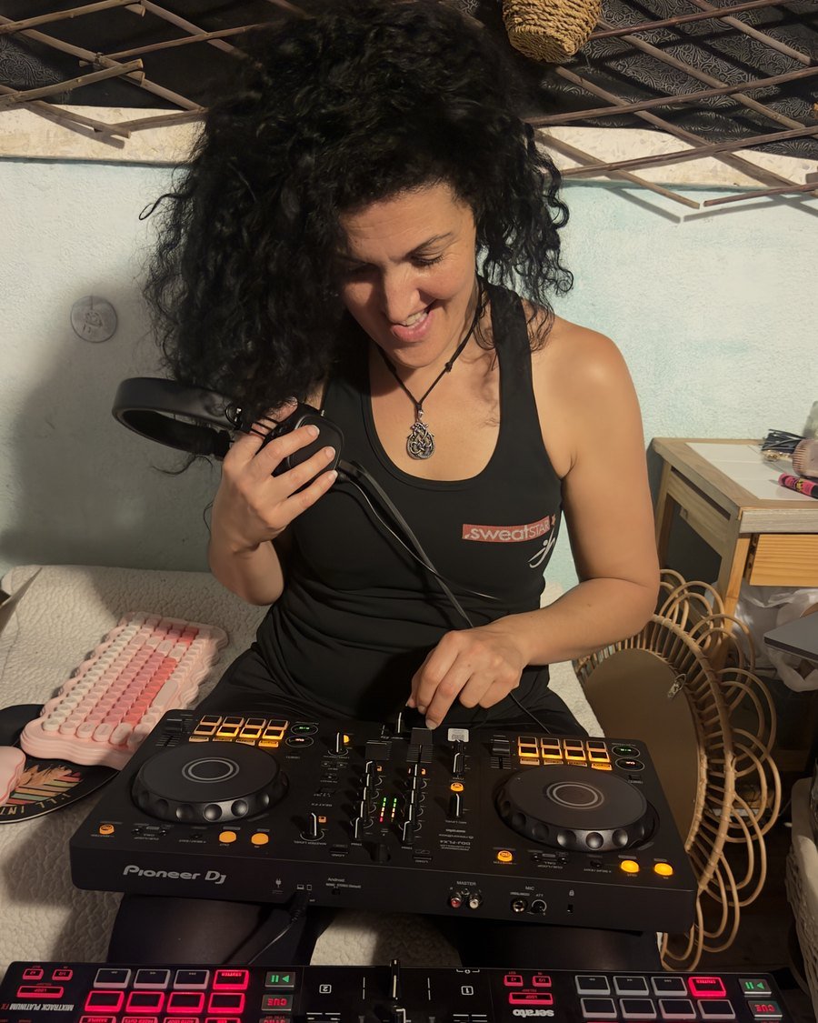 צ׳ארלי מור מפעילה עמדת DJ עם קונטרולר באירוע