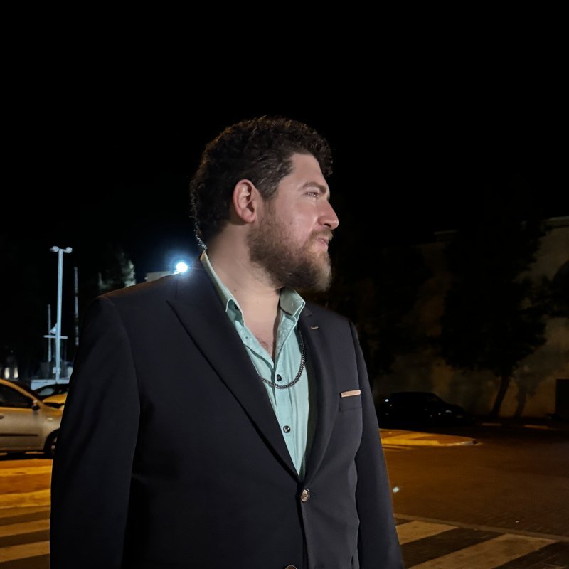 רון אפשטיין, צ׳יף טכנולוגיות במתקתק, בחליפה כהה
