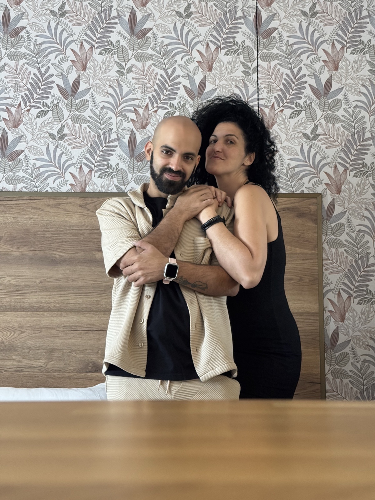 אדיר קדישא וצ׳ארלי מור בתמונה משותפת מול מראה